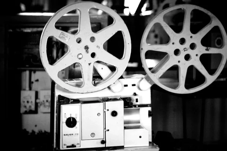 How Movie Reviews Influence What People Watch